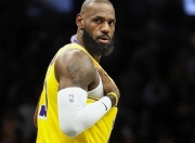 南宫体育-詹姆斯回归赛场，大胜首场状态亮眼，独行侠观众沸腾！的简单介绍